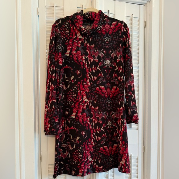 Chic Long Sleeve Turtleneck Dress in Red and Black - Picture 2 of 2